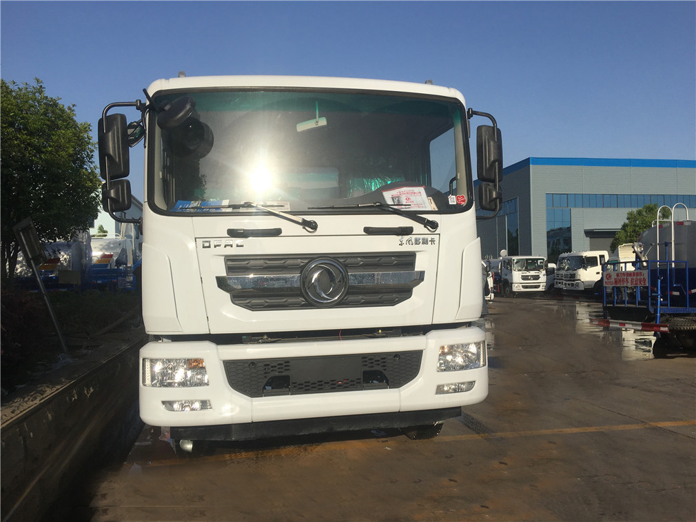 東風多利卡D9（12方）帶霧炮灑水車CLW5160GPSD5